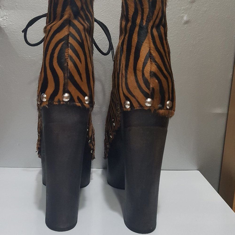 💥SHOWSTOPPERS!💥 Lula F Cheetah Last Havana Genuine Leather Booties - Picture 4 of 15